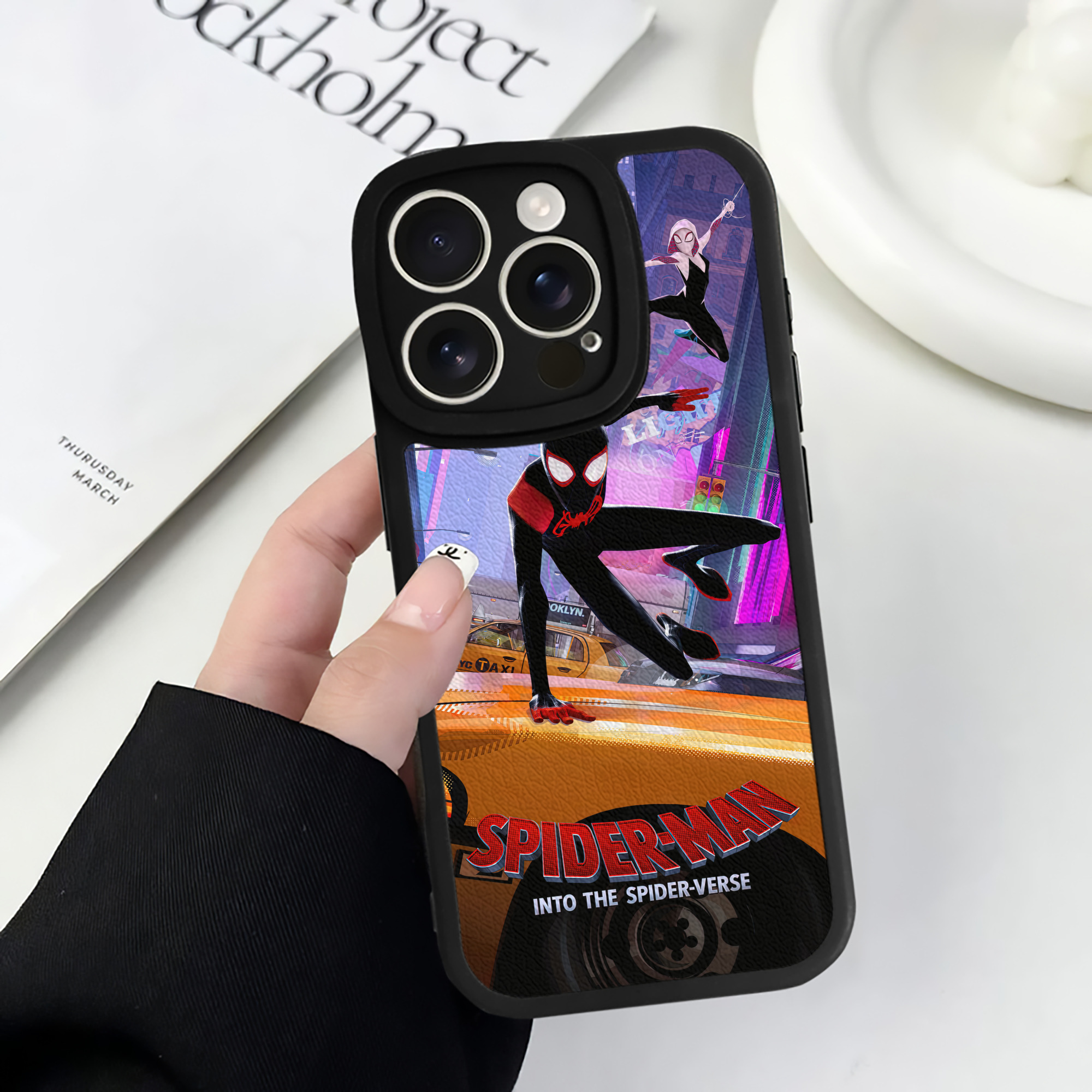 Spider Man スパイダーマン 【iPhone 16シリーズ対応】シリコンスマホケース（レザー調） 材質：シリコン